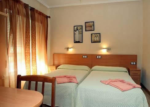 Hostal De La Torre Hostal Economico Valladolid Zewnętrze zdjęcie