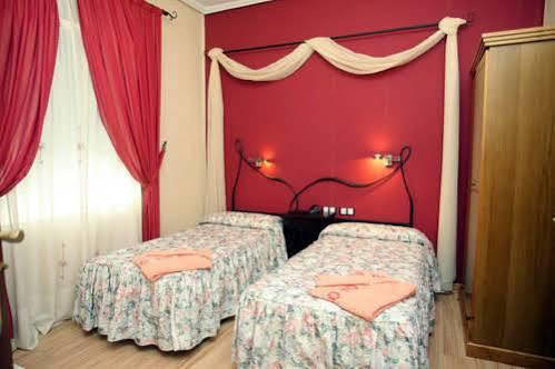 Hostal De La Torre Hostal Economico Valladolid Zewnętrze zdjęcie