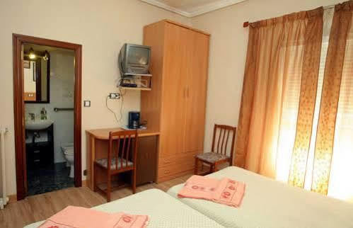 Hostal De La Torre Hostal Economico Valladolid Zewnętrze zdjęcie
