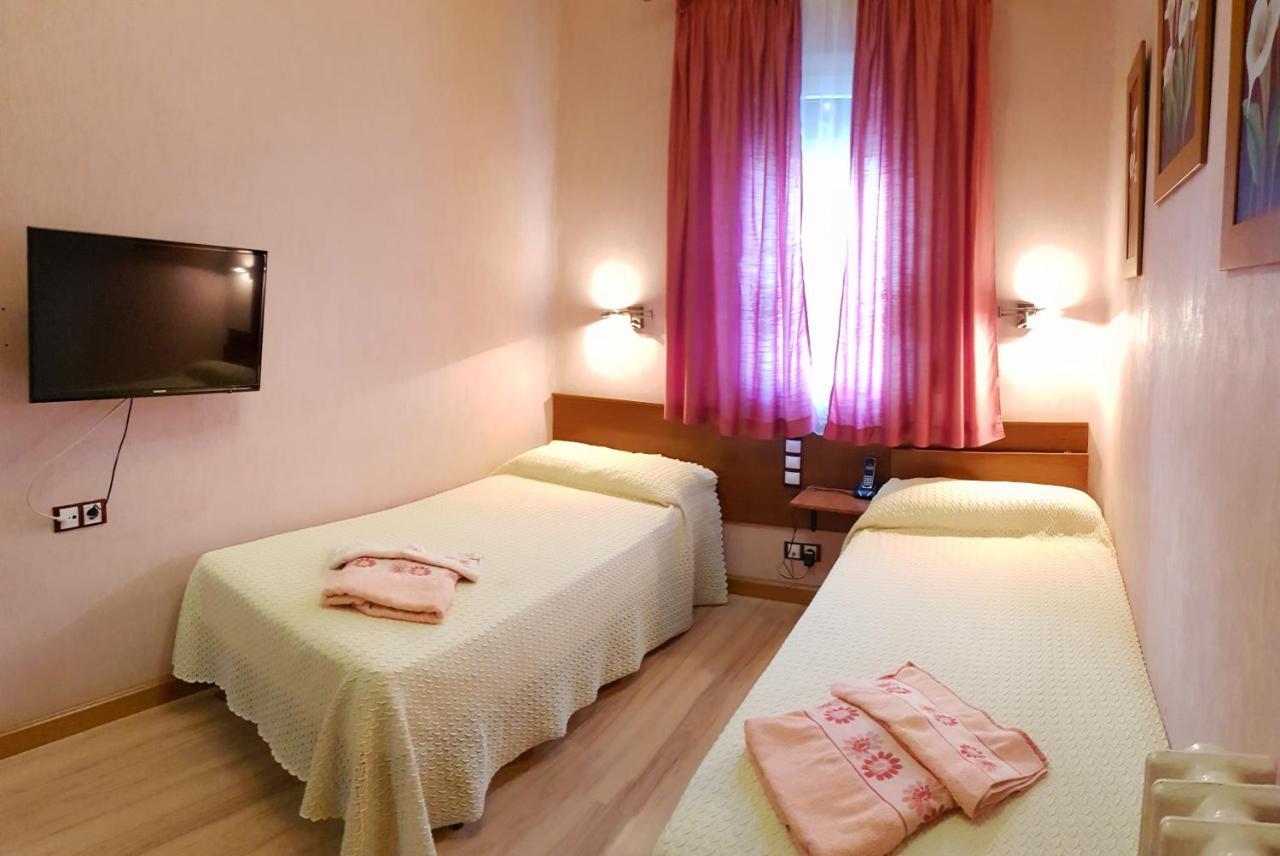 Hostal De La Torre Hostal Economico Valladolid Zewnętrze zdjęcie