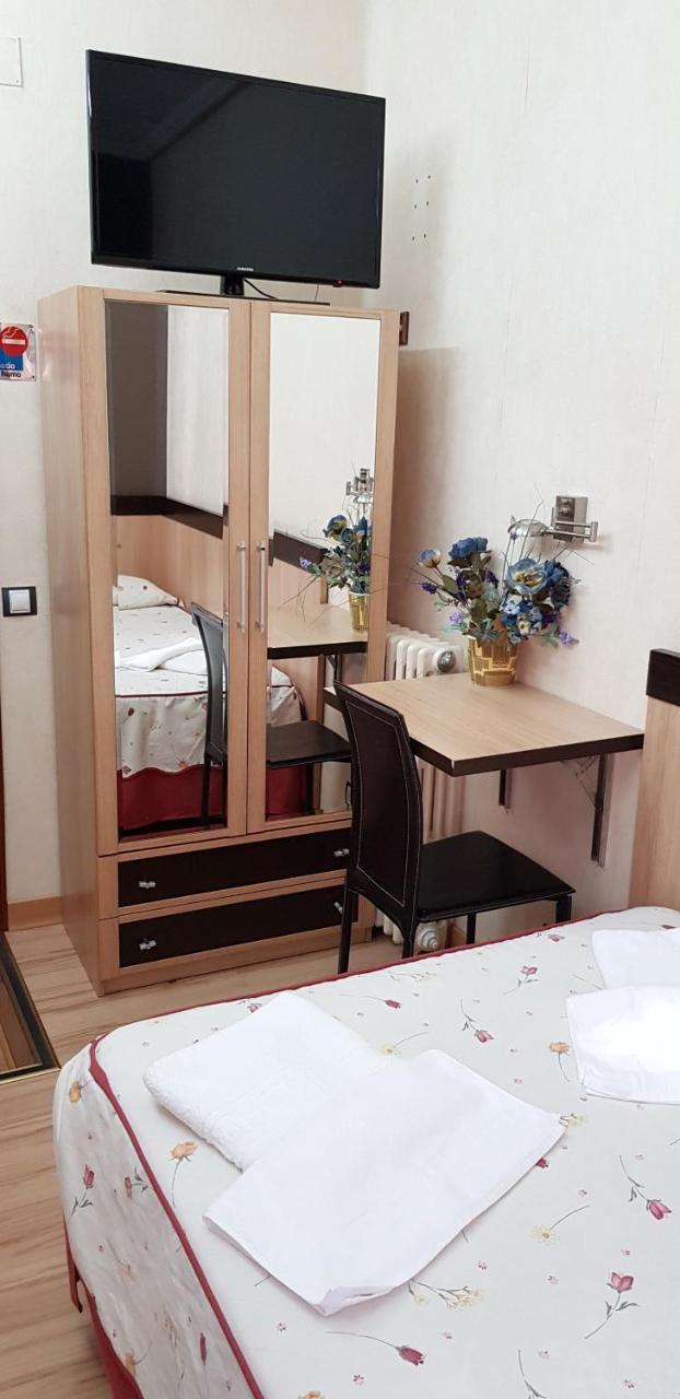 Hostal De La Torre Hostal Economico Valladolid Zewnętrze zdjęcie