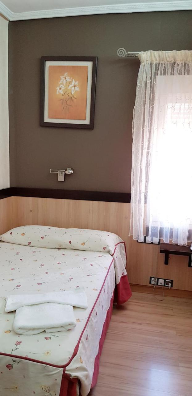 Hostal De La Torre Hostal Economico Valladolid Zewnętrze zdjęcie